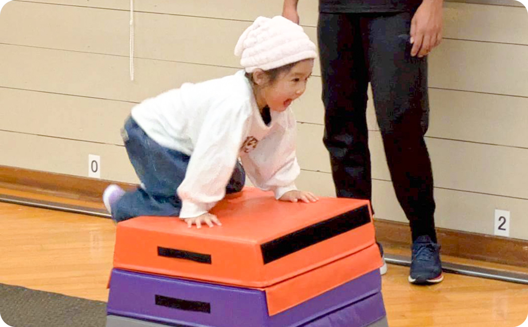 パルクール教室で体験する女の子