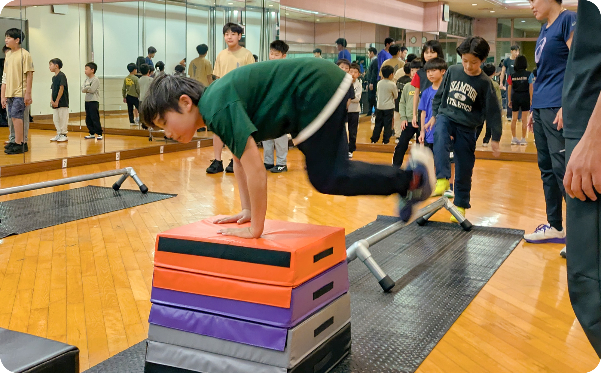 パルクール教室で体験する男の子
