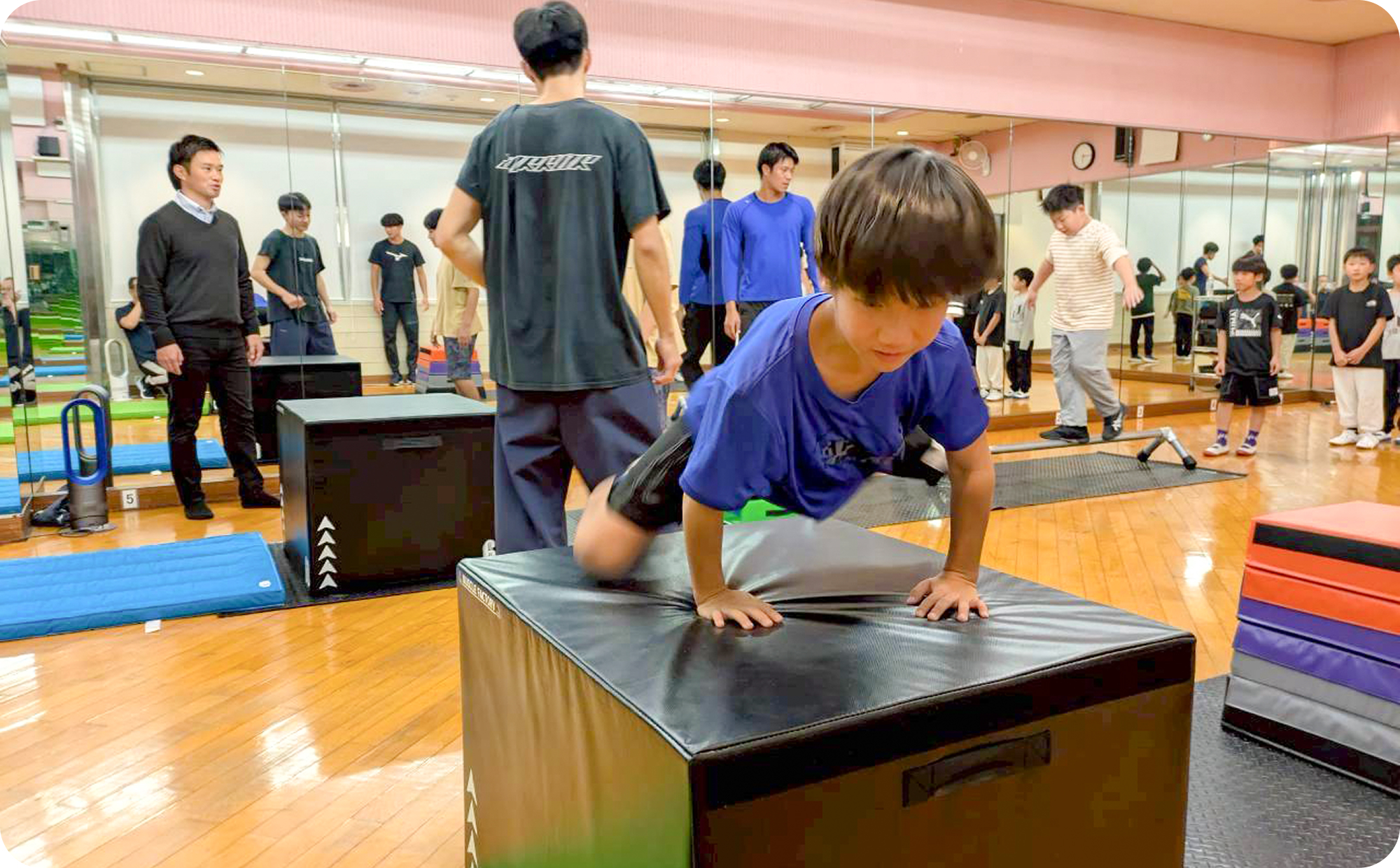 パルクール教室で体験する男の子