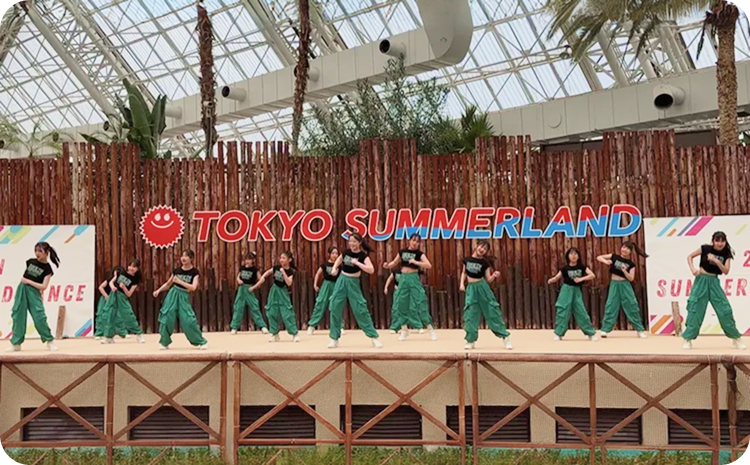 生徒がダンスしている画像