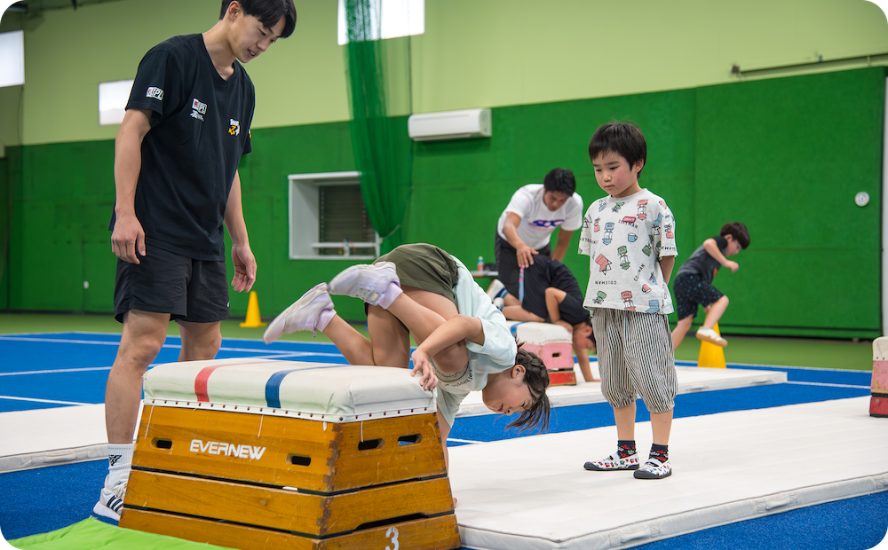 パルクールする子供と見守る先生
